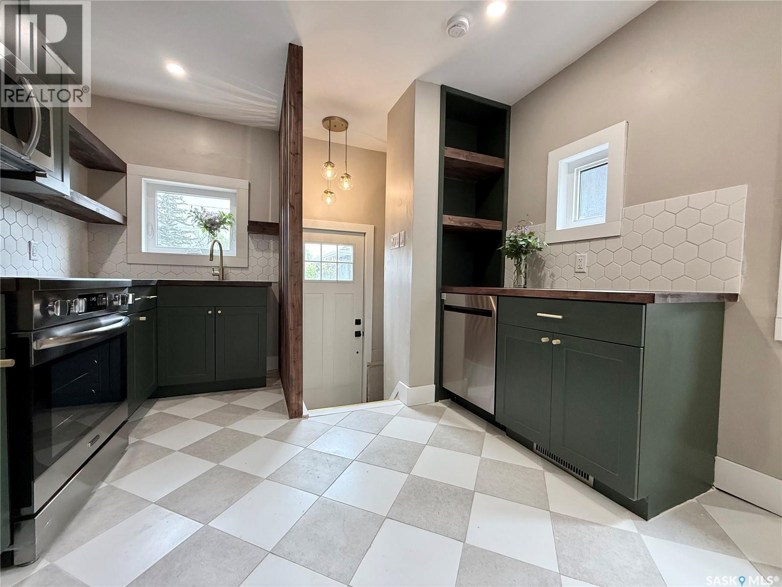2471 Broder Street, Regina, SK - Indoor Photo Showing Kitchen