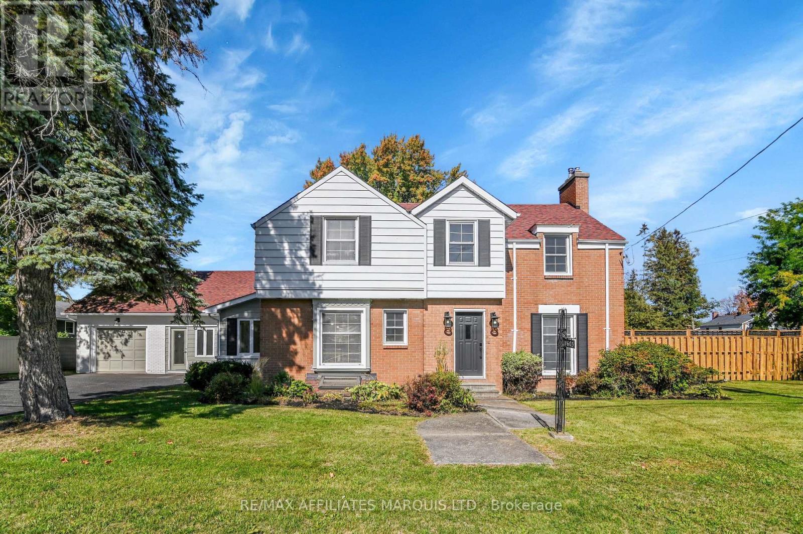 1603 Peter Street, Cornwall, ON - Outdoor With Facade