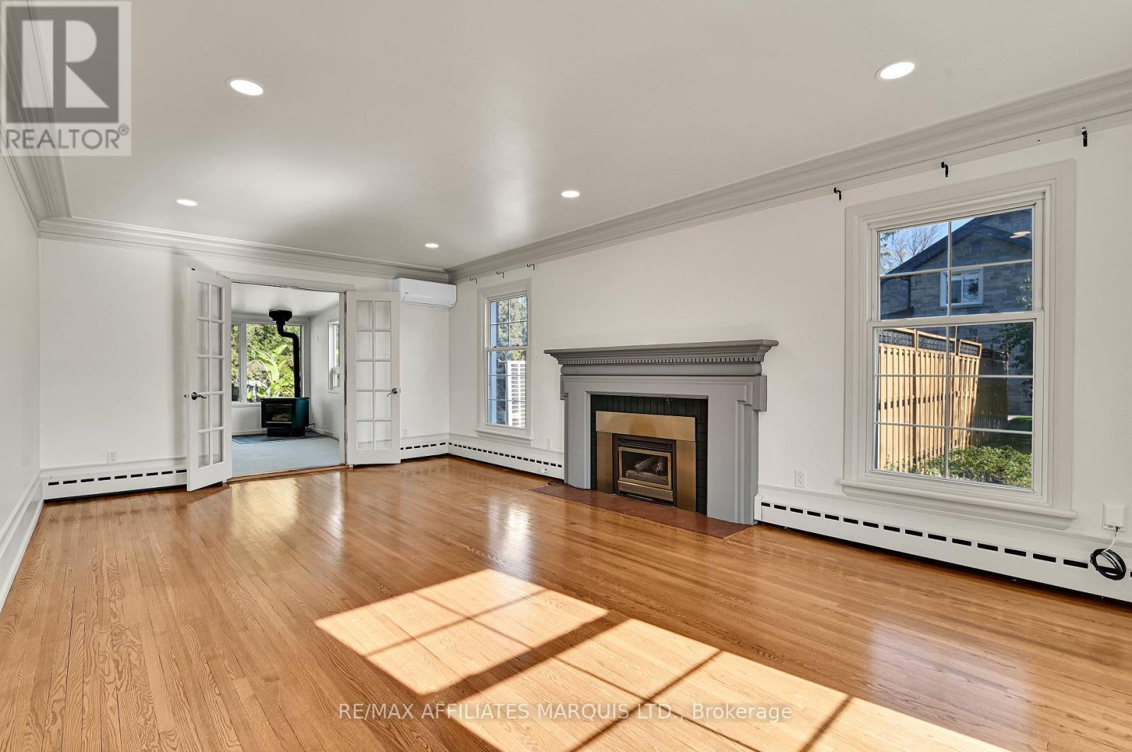 1603 Peter Street, Cornwall, ON - Indoor Photo Showing Living Room With Fireplace