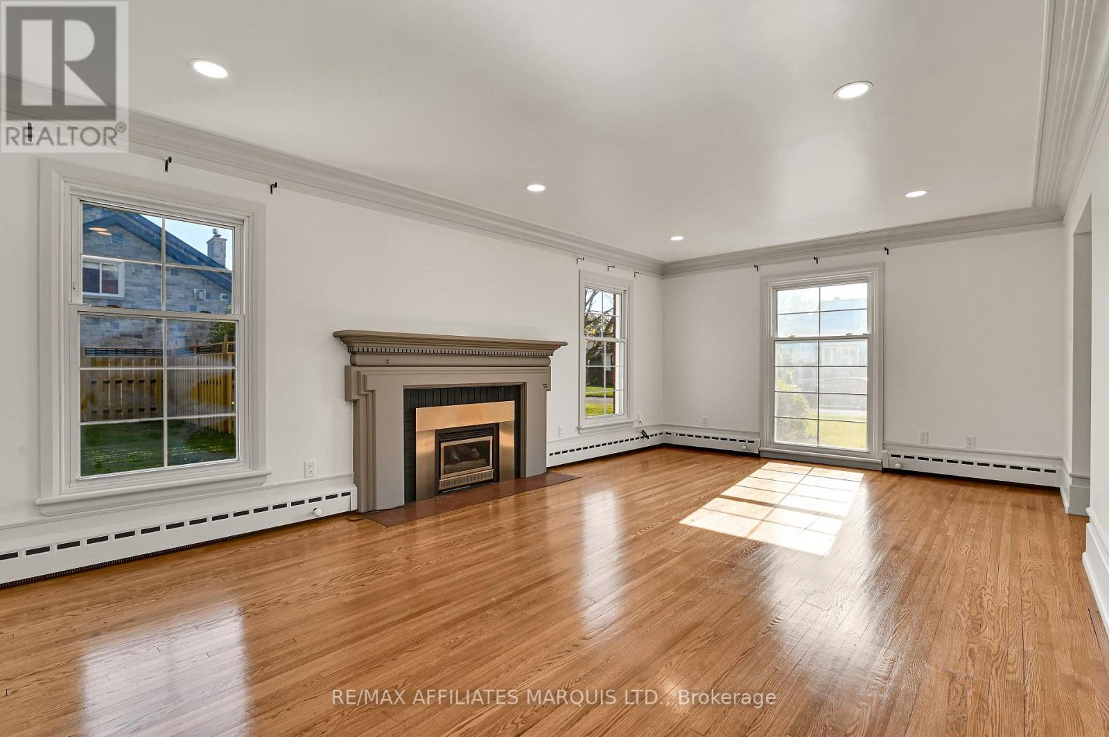 1603 Peter Street, Cornwall, ON - Indoor Photo Showing Living Room With Fireplace