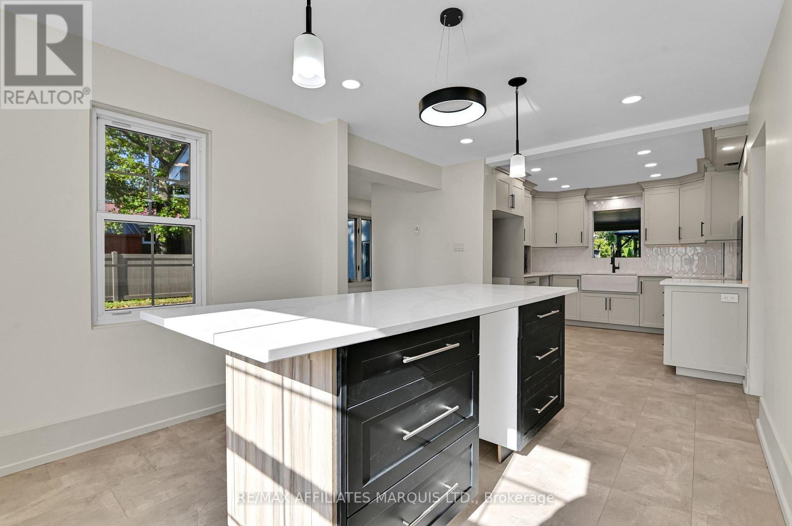 1603 Peter Street, Cornwall, ON - Indoor Photo Showing Kitchen With Upgraded Kitchen