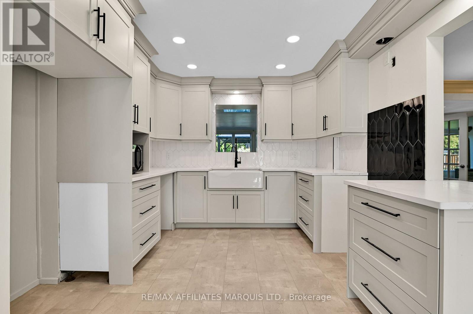 1603 Peter Street, Cornwall, ON - Indoor Photo Showing Kitchen