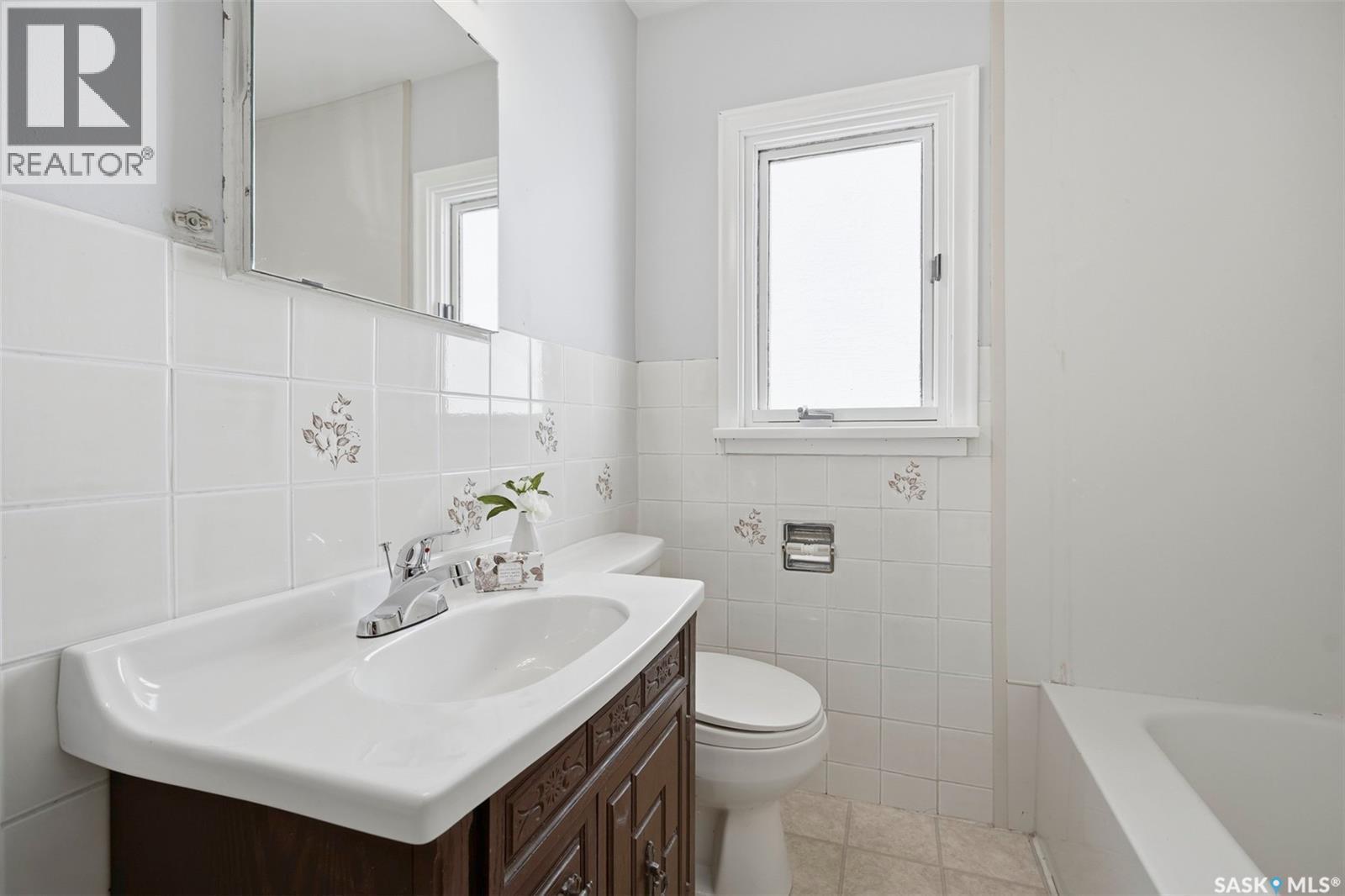 1318 B Avenue N, Saskatoon, SK - Indoor Photo Showing Bathroom