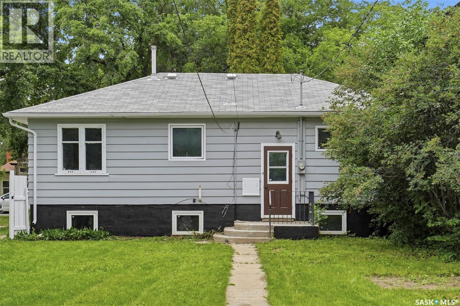 1318 B Avenue N, Saskatoon, SK - Outdoor
