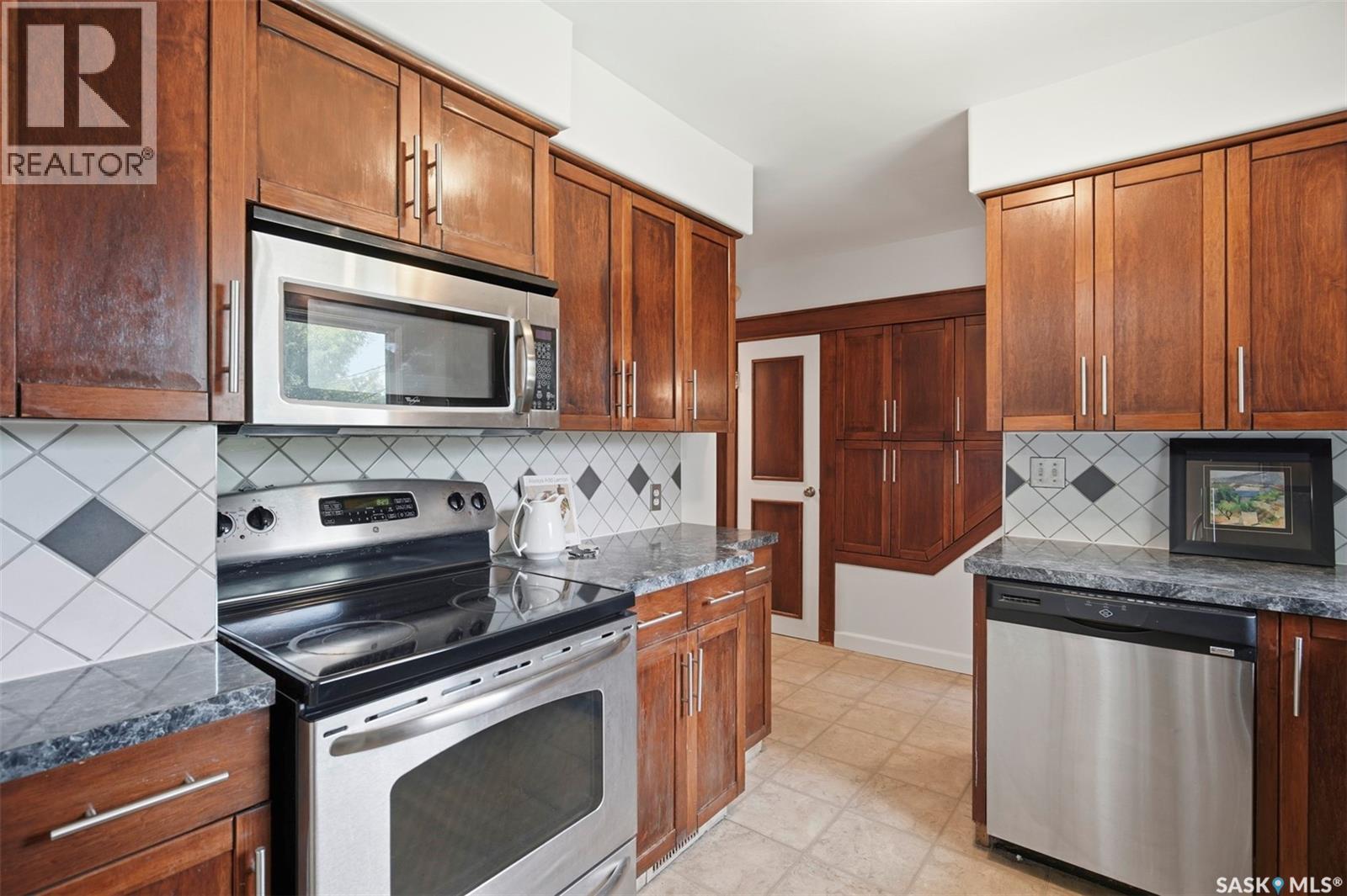 1318 B Avenue N, Saskatoon, SK - Indoor Photo Showing Kitchen