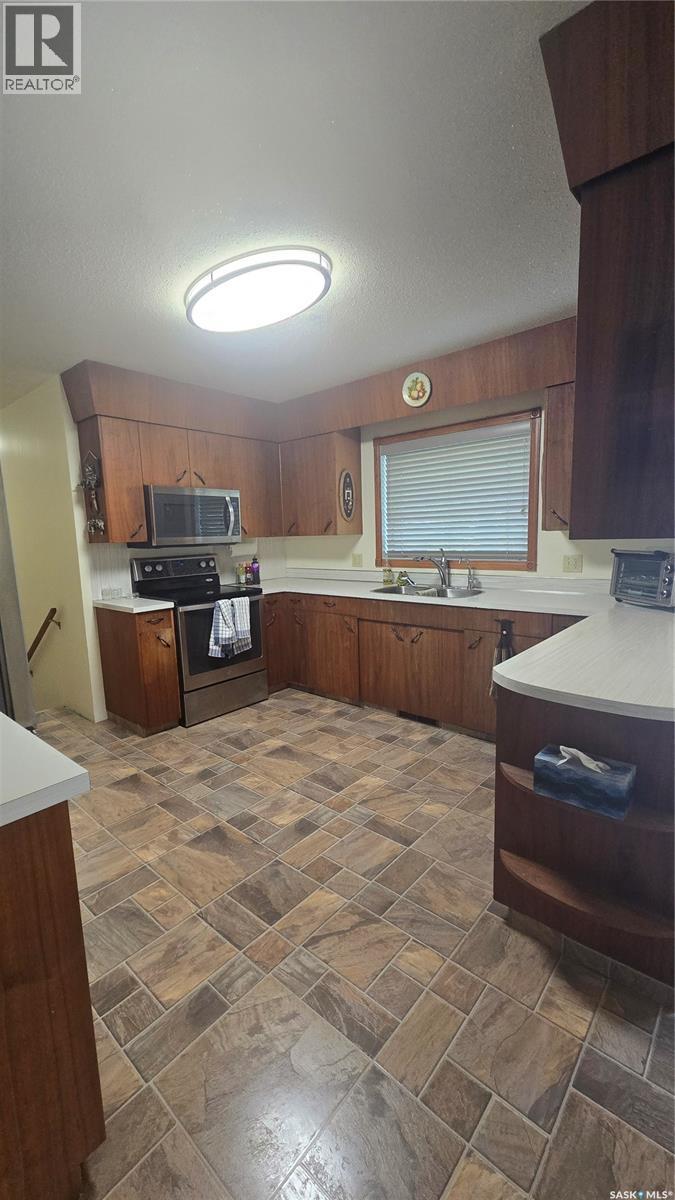 61 Moir Drive, Oxbow, SK - Indoor Photo Showing Kitchen With Double Sink