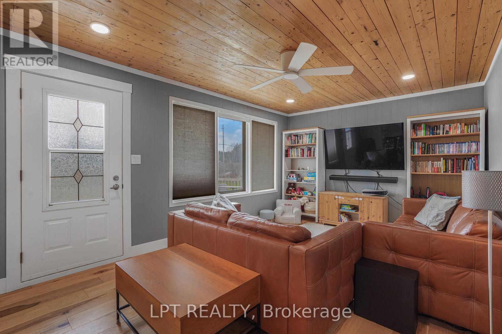 4280 Highway 34 Highway, Champlain, ON - Indoor Photo Showing Living Room