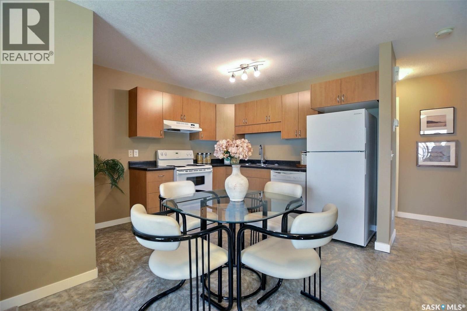 10 5011 James Hill Road, Regina, SK - Indoor Photo Showing Kitchen