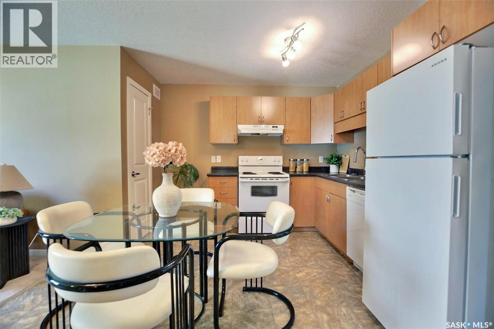 10 5011 James Hill Road, Regina, SK - Indoor Photo Showing Kitchen
