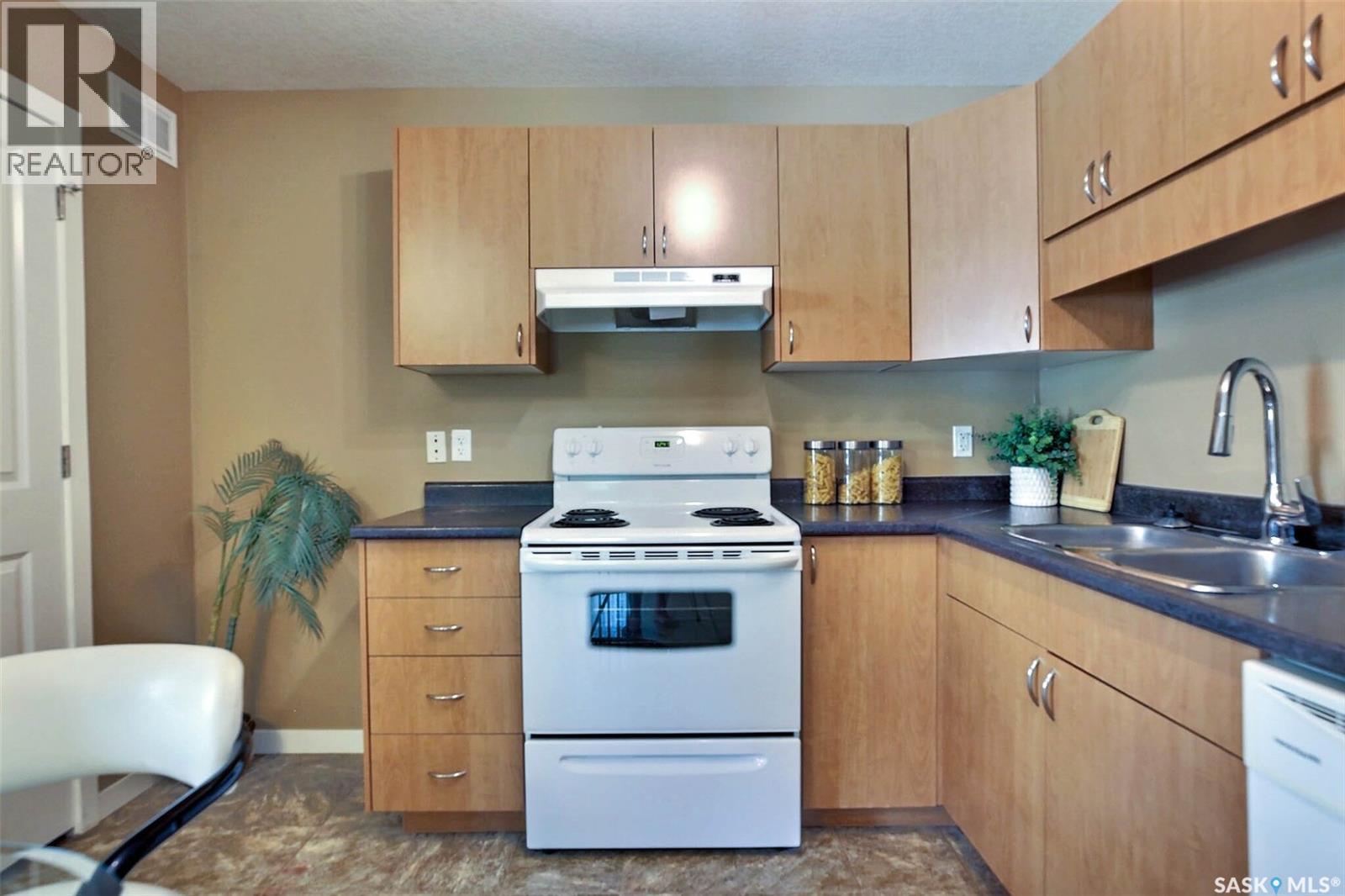 10 5011 James Hill Road, Regina, SK - Indoor Photo Showing Kitchen With Double Sink