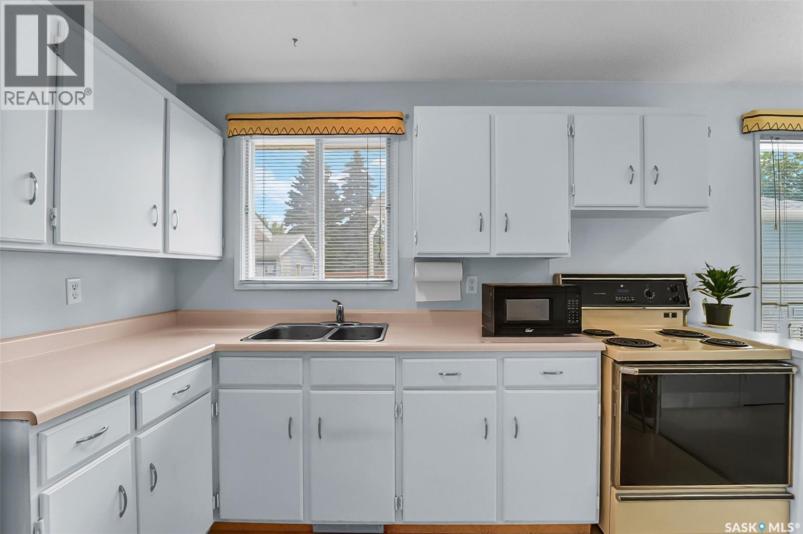 334 Johnson Crescent, Saskatoon, SK - Indoor Photo Showing Kitchen With Double Sink