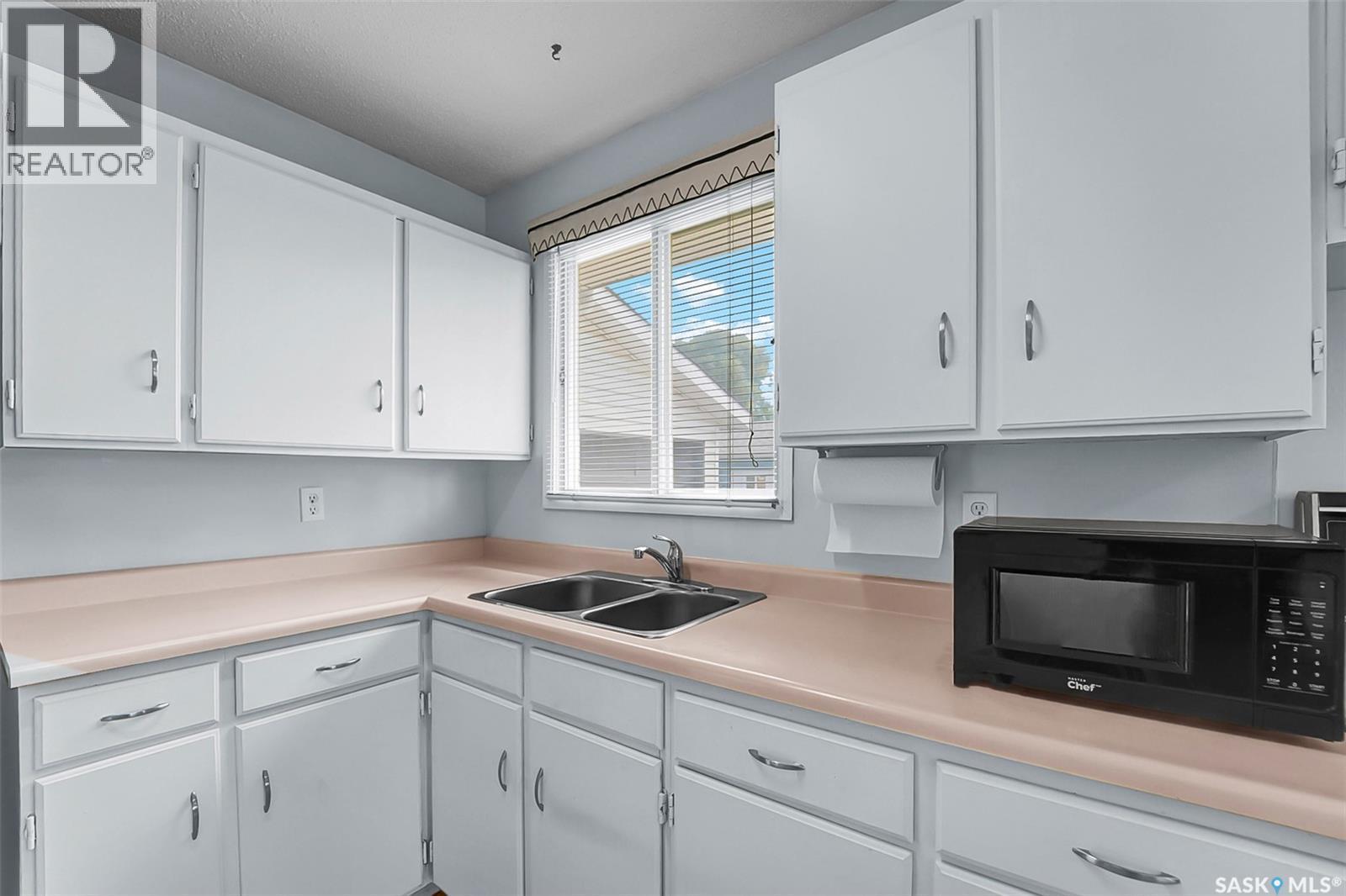 334 Johnson Crescent, Saskatoon, SK - Indoor Photo Showing Kitchen With Double Sink