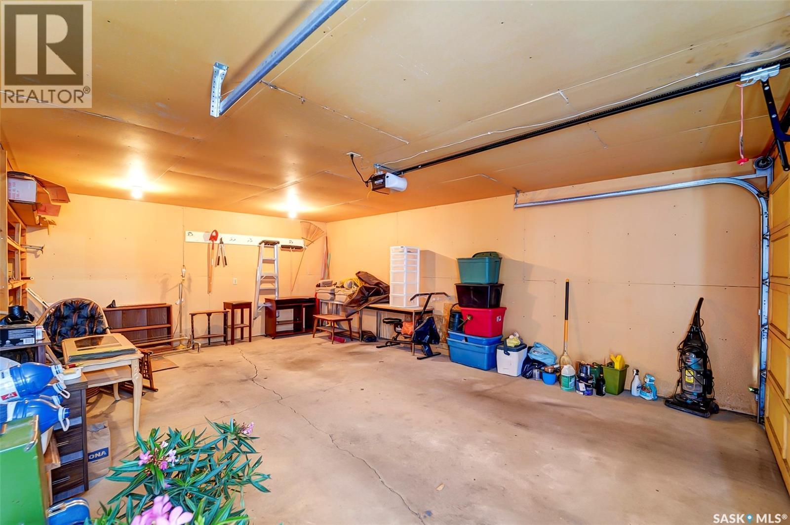 334 Johnson Crescent, Saskatoon, SK - Indoor Photo Showing Garage
