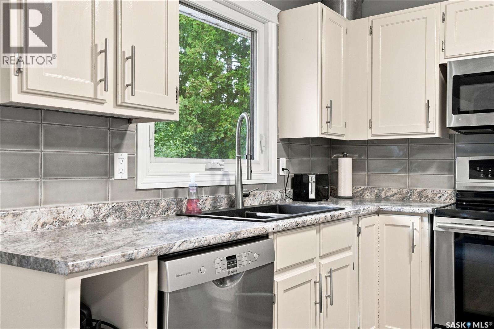 242 Candle Crescent, Saskatoon, SK - Indoor Photo Showing Kitchen With Double Sink With Upgraded Kitchen