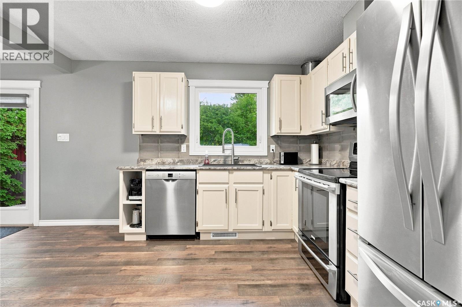 242 Candle Crescent, Saskatoon, SK - Indoor Photo Showing Kitchen With Stainless Steel Kitchen