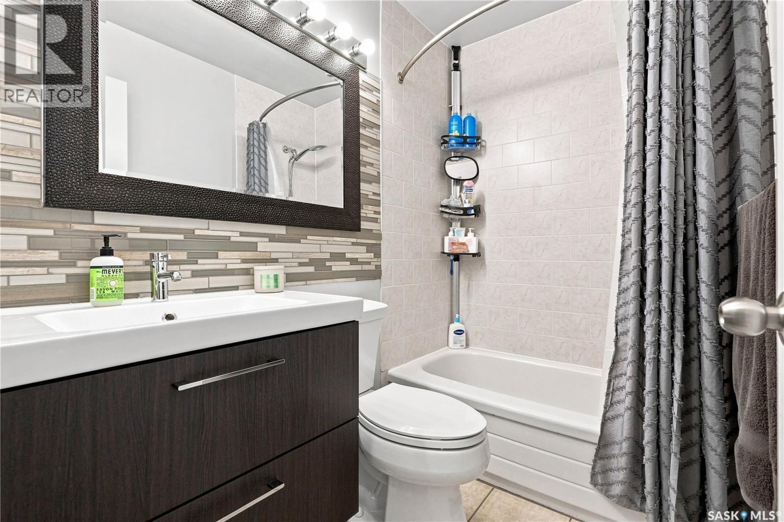 242 Candle Crescent, Saskatoon, SK - Indoor Photo Showing Bathroom