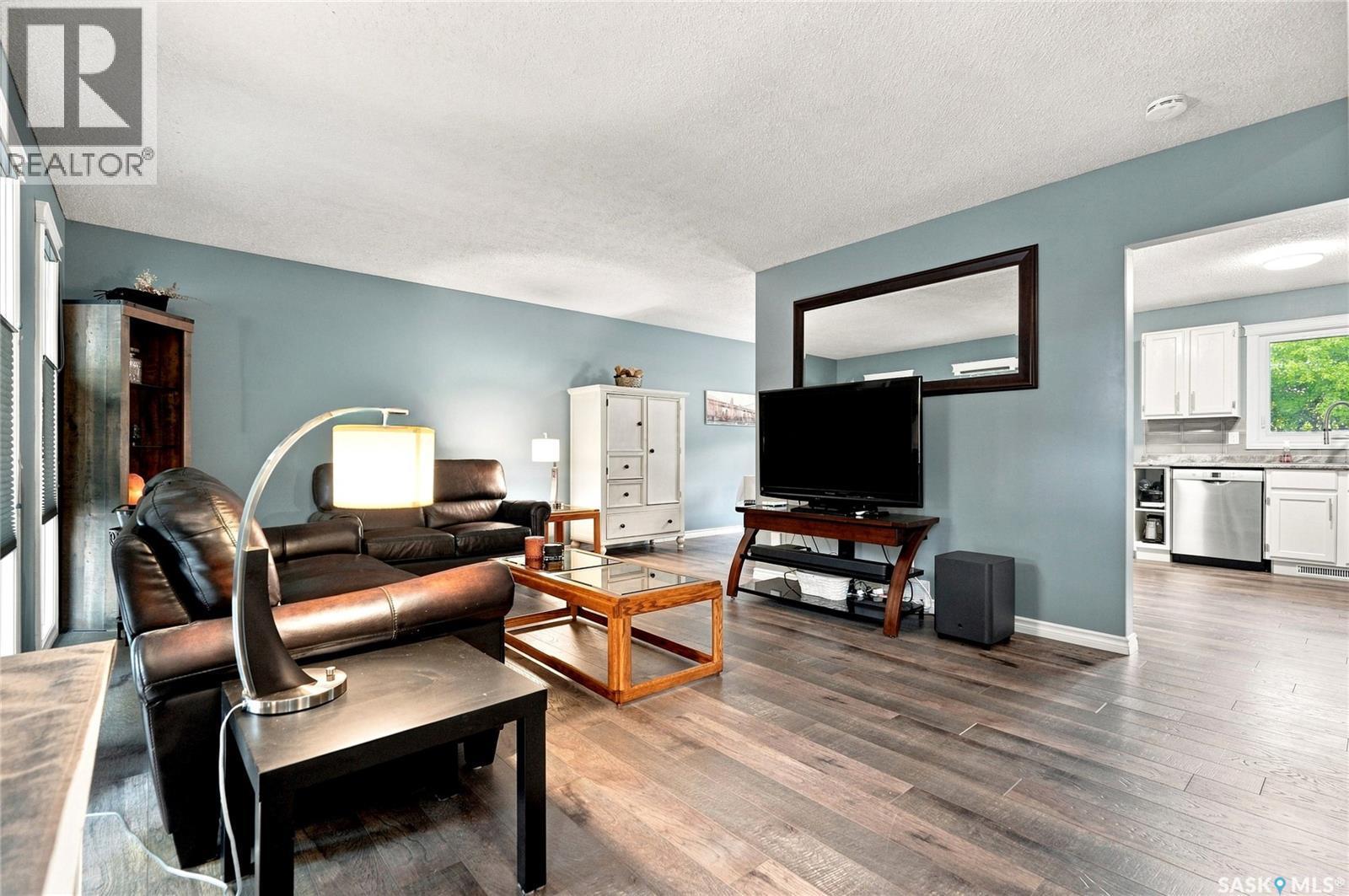 242 Candle Crescent, Saskatoon, SK - Indoor Photo Showing Living Room