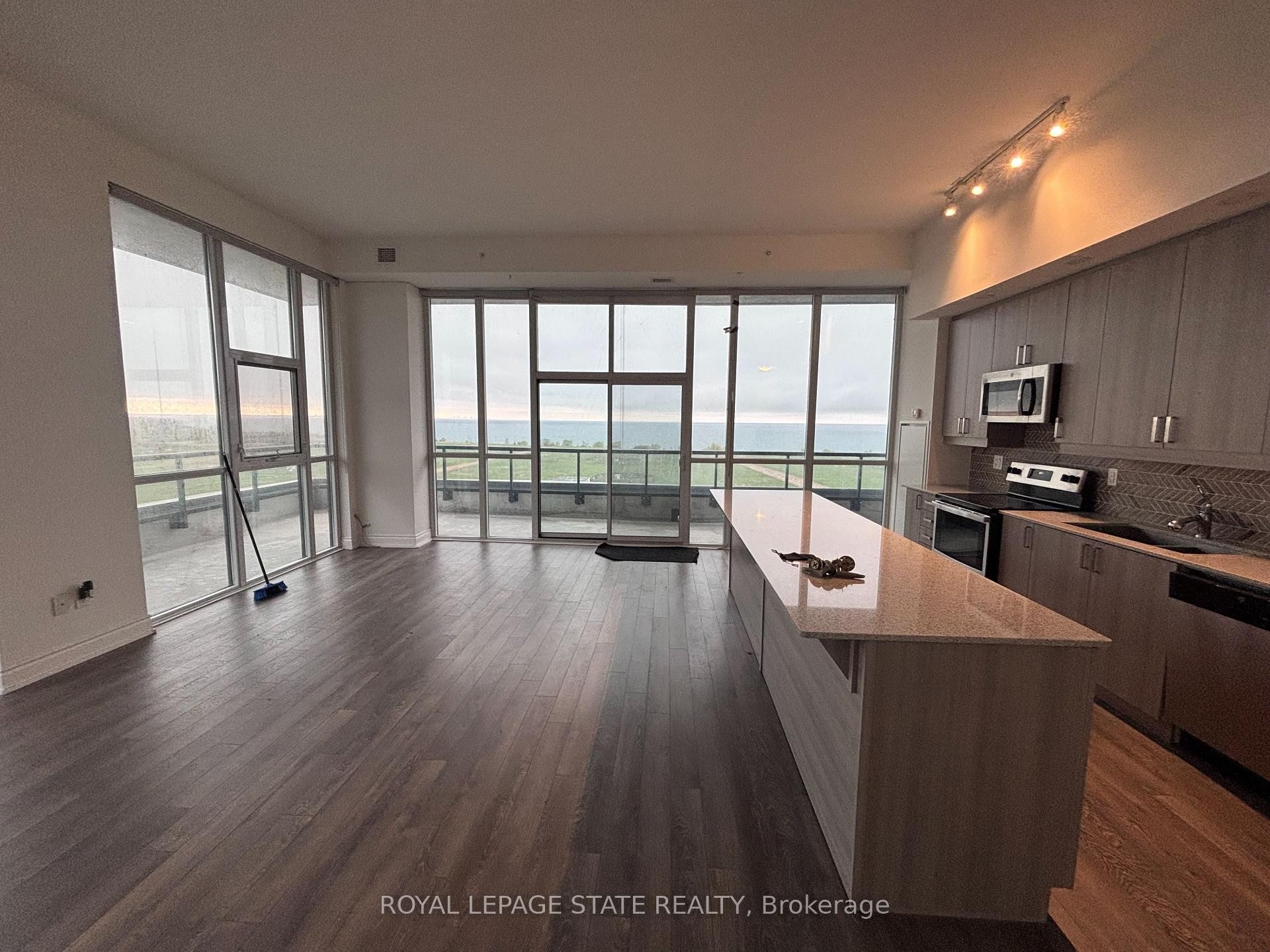 905-550 North Service Road, Grimsby, ON - Indoor Photo Showing Kitchen With Upgraded Kitchen