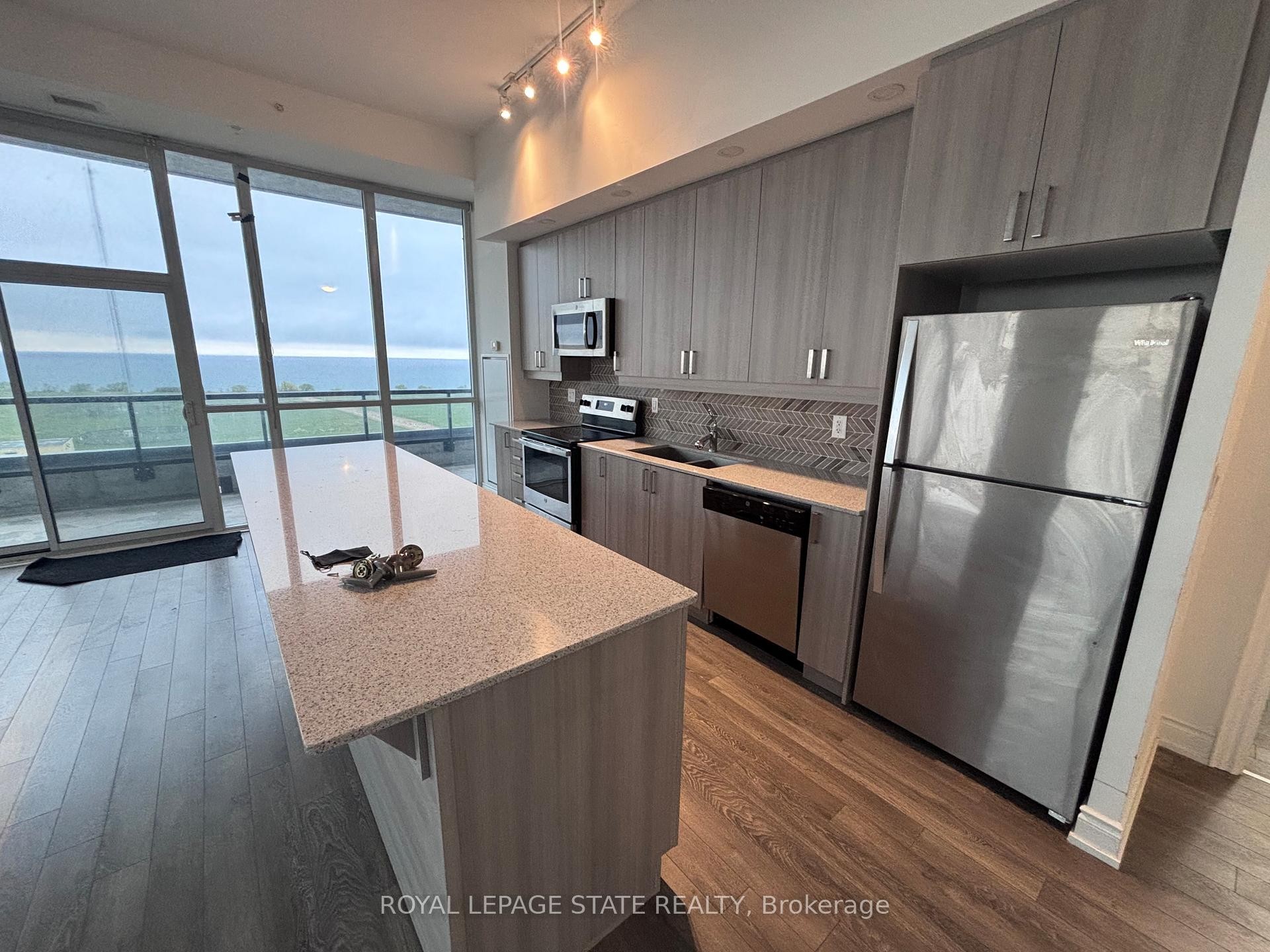 905-550 North Service Road, Grimsby, ON - Indoor Photo Showing Kitchen With Upgraded Kitchen