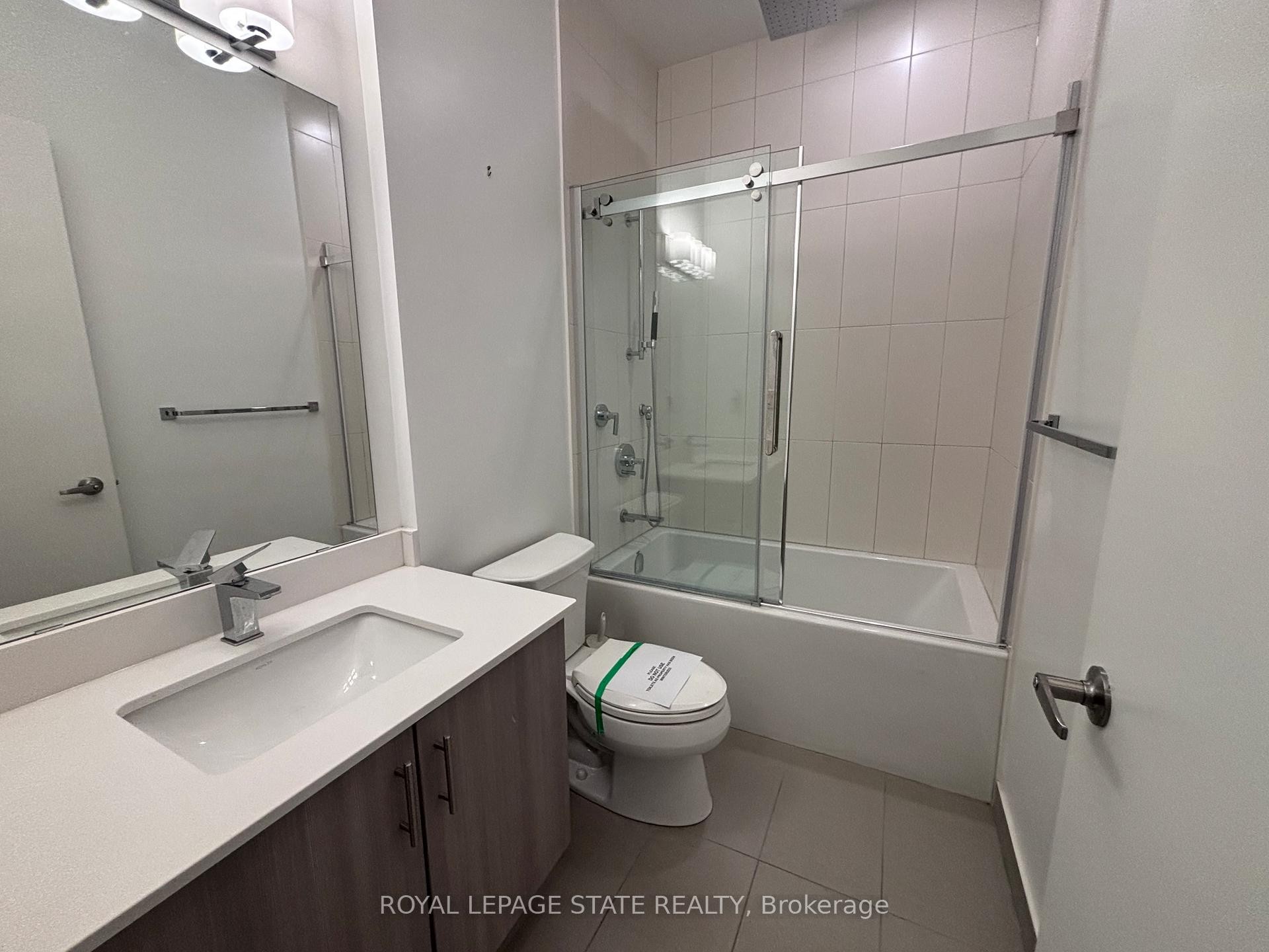905-550 North Service Road, Grimsby, ON - Indoor Photo Showing Bathroom