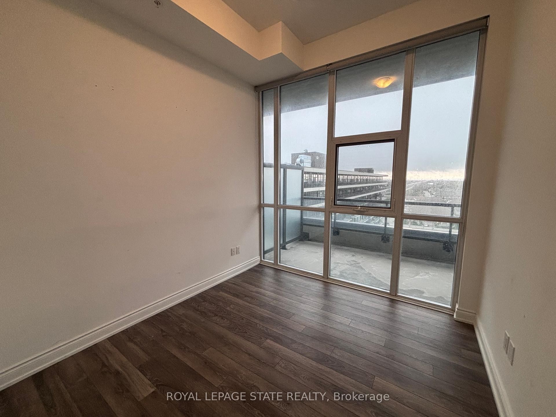 905-550 North Service Road, Grimsby, ON - Indoor Photo Showing Other Room