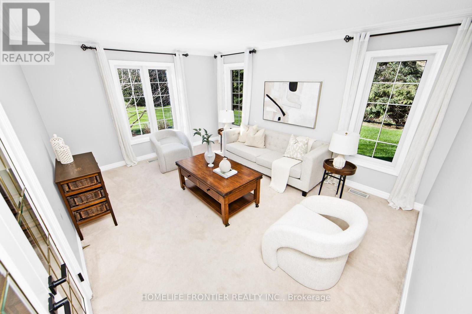 17 Bridle Path, Puslinch, ON - Indoor Photo Showing Living Room