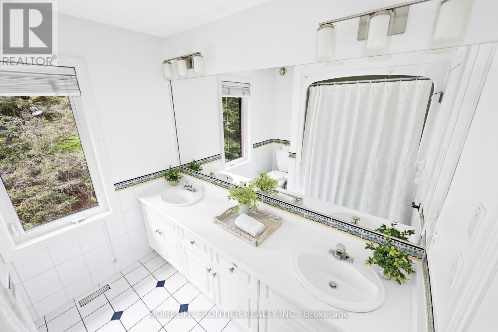 17 Bridle Path, Puslinch, ON - Indoor Photo Showing Bathroom
