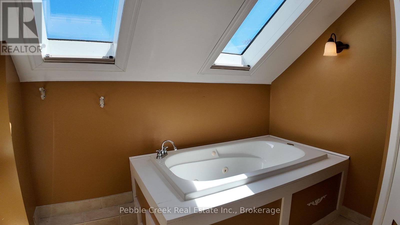 Upper Level Bathroom - 109 Napier Street, Goderich (Goderich (Town)), ON - Indoor Photo Showing Bathroom