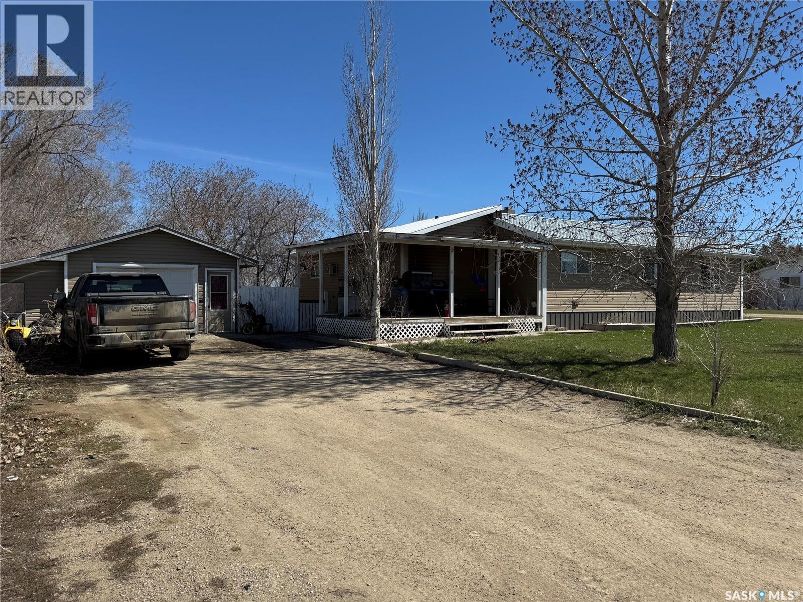 381 2Nd Street, Disley, SK - Outdoor