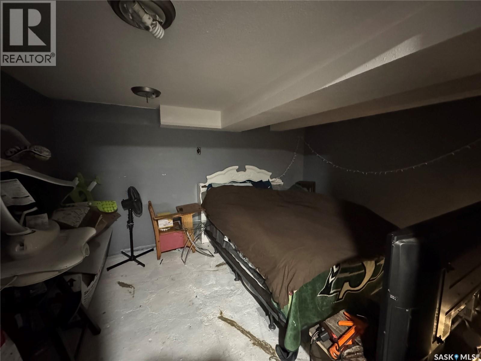 381 2Nd Street, Disley, SK - Indoor