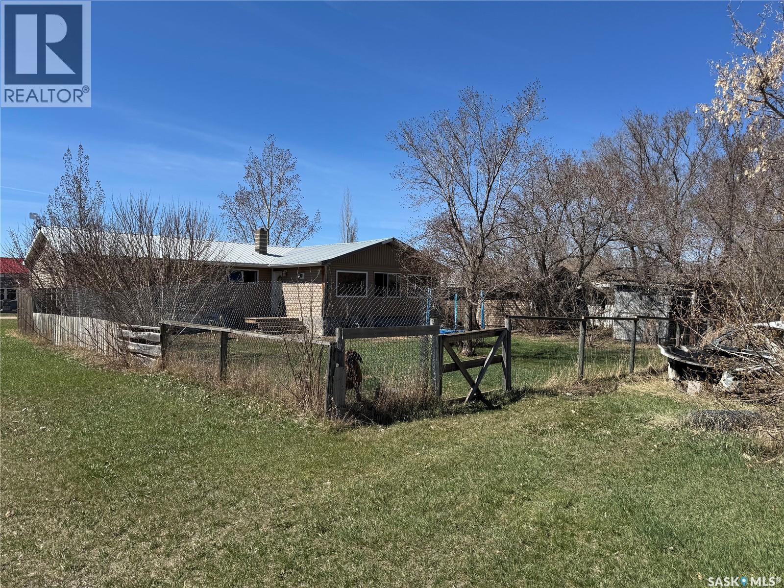 381 2Nd Street, Disley, SK - Outdoor
