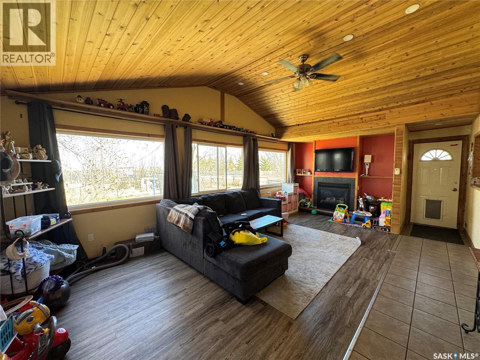 381 2Nd Street, Disley, SK - Indoor Photo Showing Other Room With Fireplace