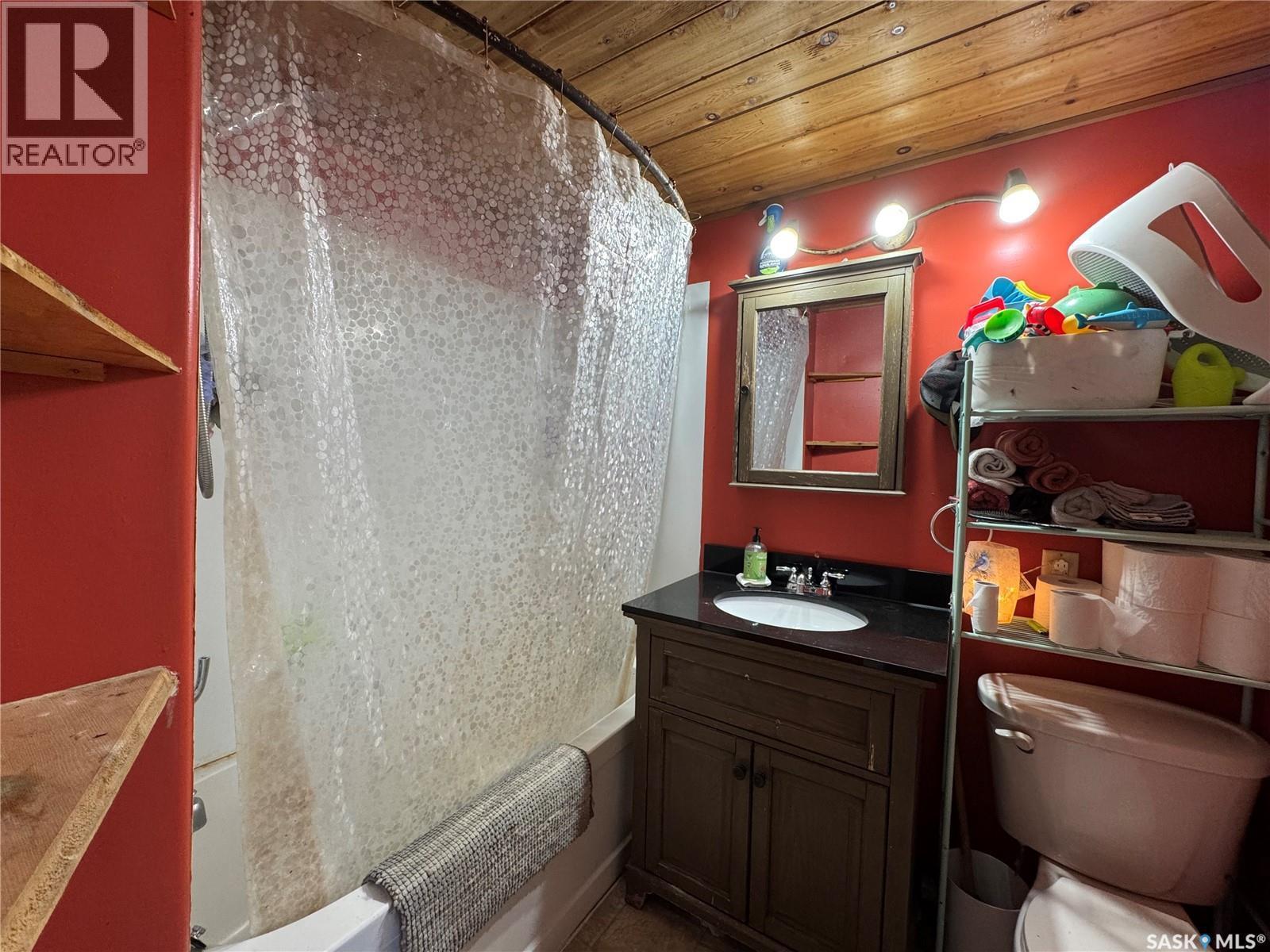 381 2Nd Street, Disley, SK - Indoor Photo Showing Bathroom