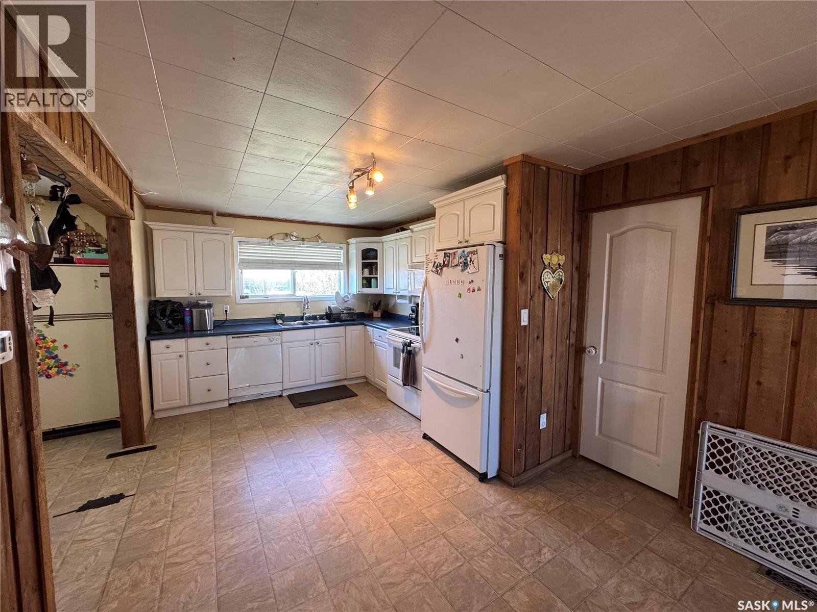 381 2Nd Street, Disley, SK - Indoor