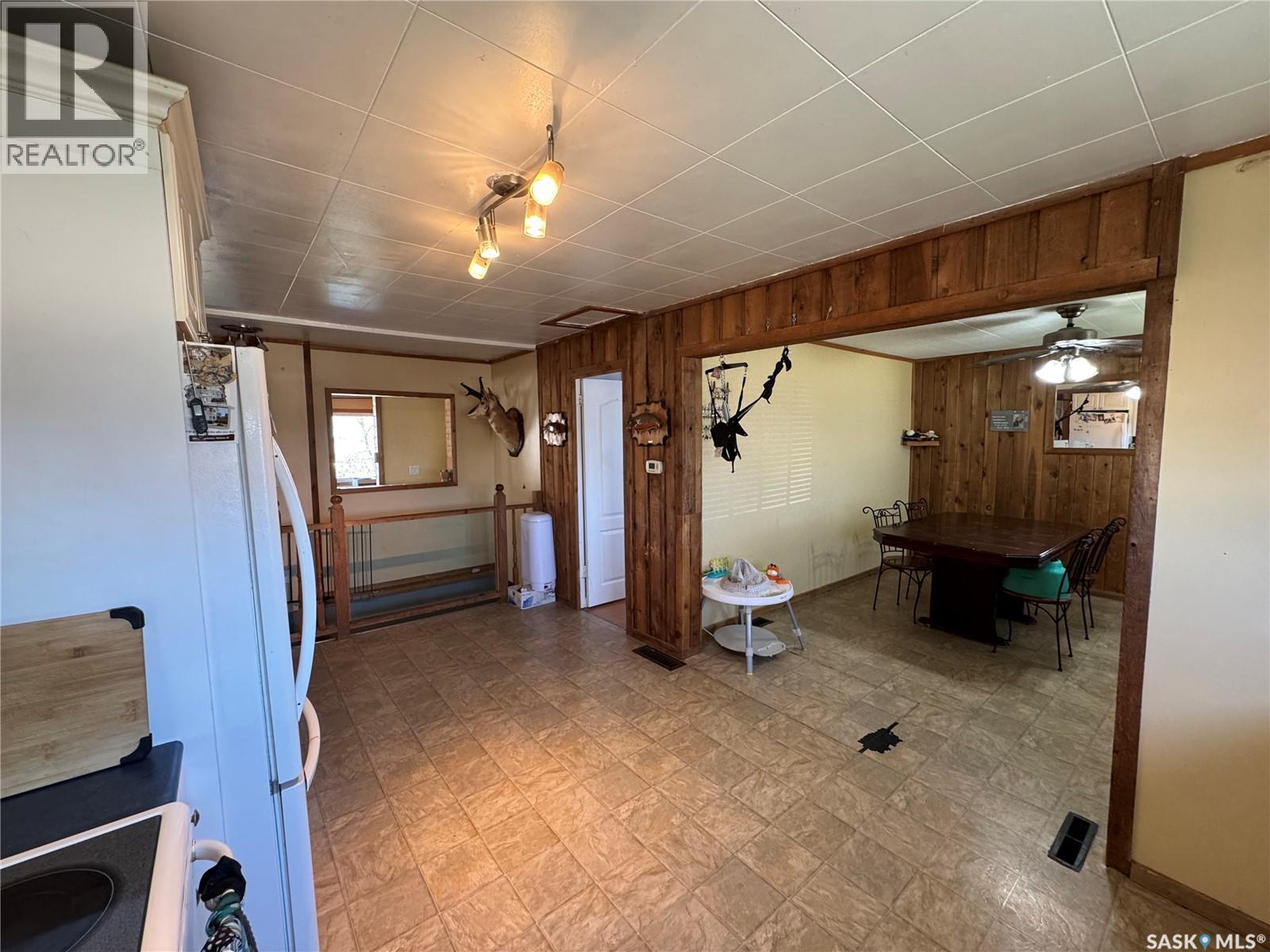 381 2Nd Street, Disley, SK - Indoor