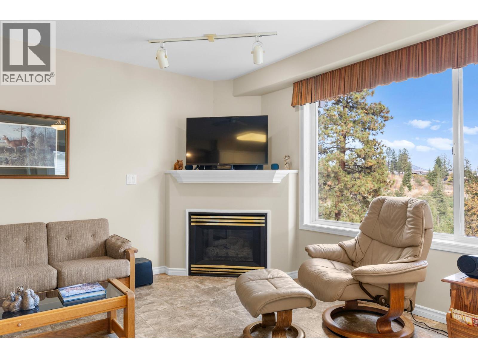 3849 Glen Canyon Drive, West Kelowna, BC - Indoor Photo Showing Living Room With Fireplace