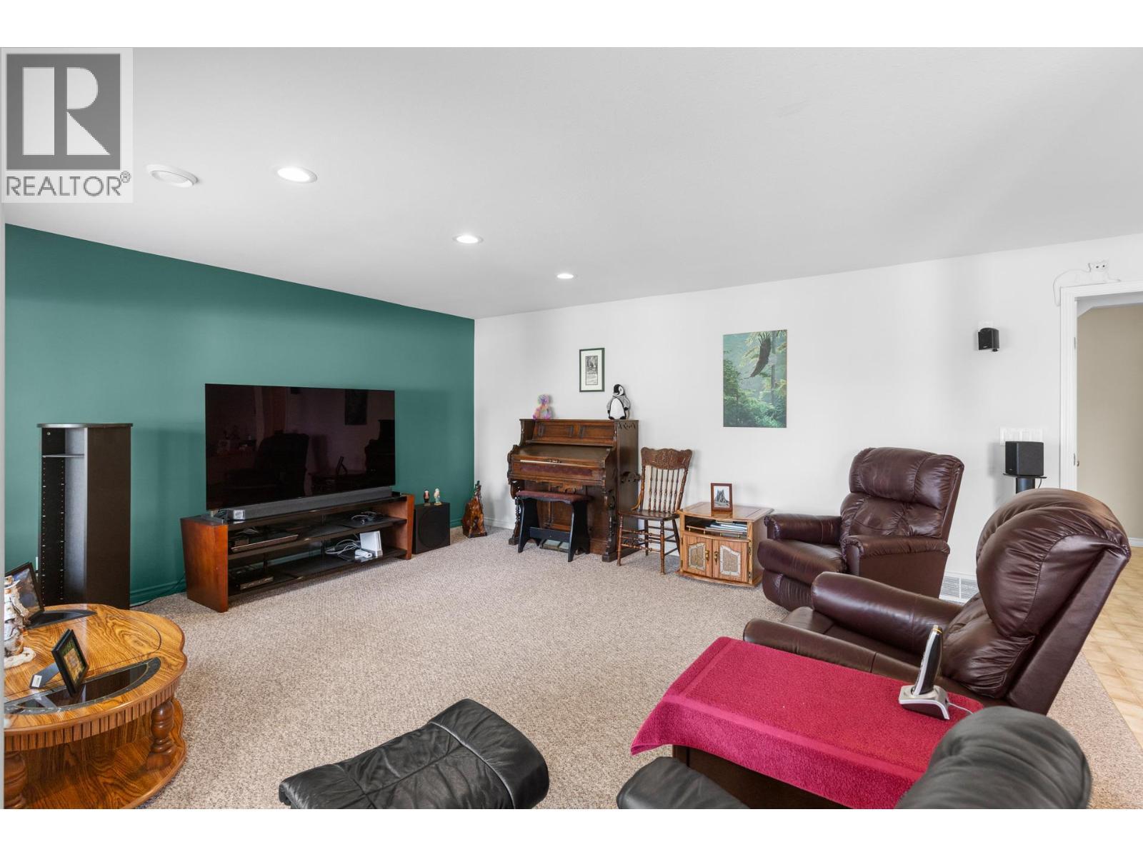 3849 Glen Canyon Drive, West Kelowna, BC - Indoor Photo Showing Living Room