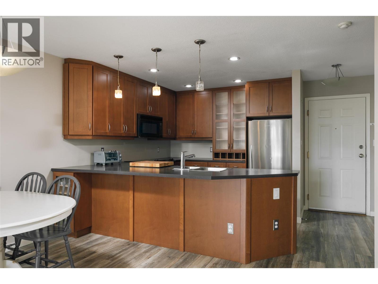 400 Sutton Crescent Unit# 313, Kelowna, BC - Indoor Photo Showing Kitchen