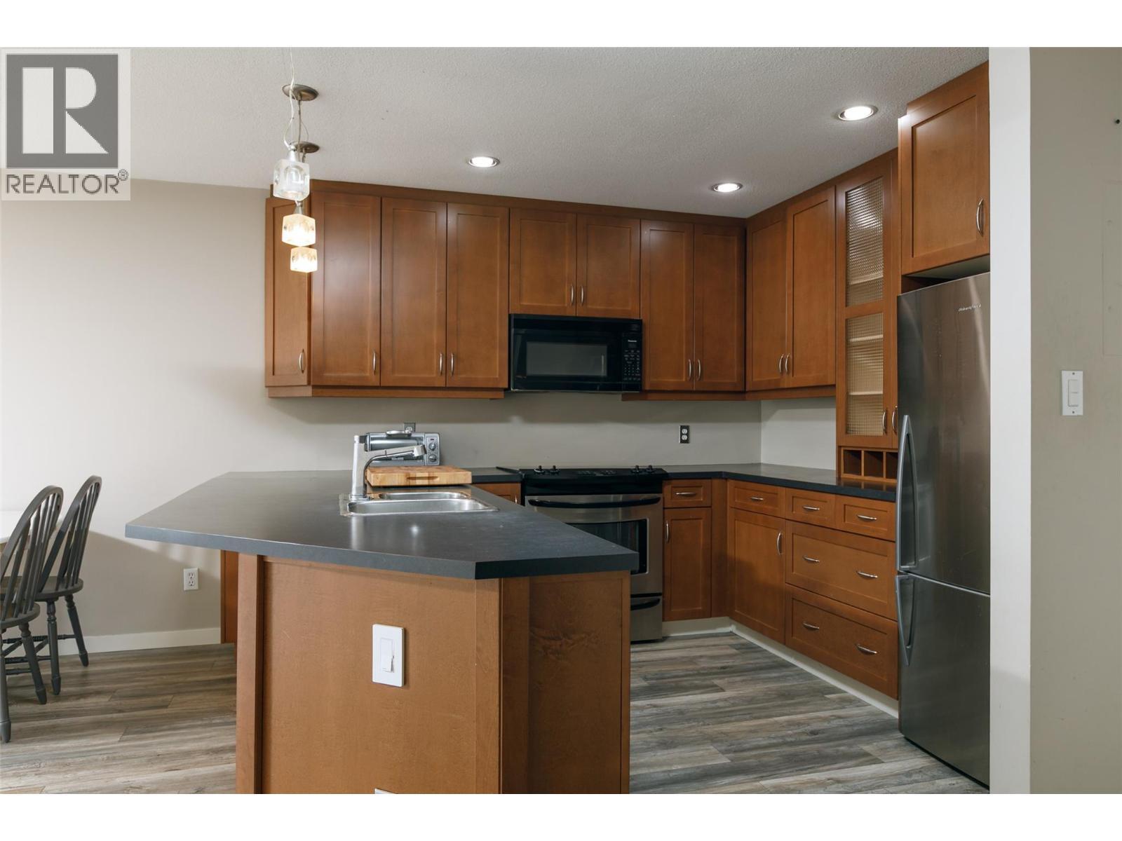 400 Sutton Crescent Unit# 313, Kelowna, BC - Indoor Photo Showing Kitchen