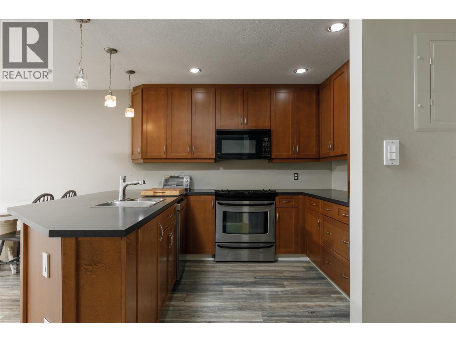 400 Sutton Crescent Unit# 313, Kelowna, BC - Indoor Photo Showing Kitchen