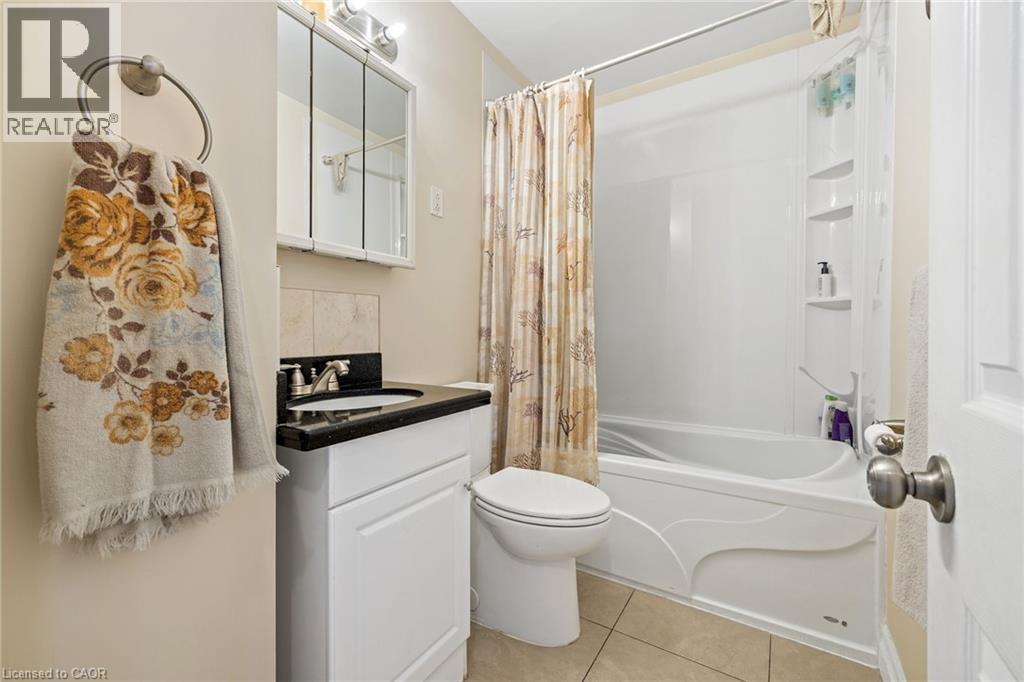 625 Tate Avenue, Hamilton, ON - Indoor Photo Showing Bathroom
