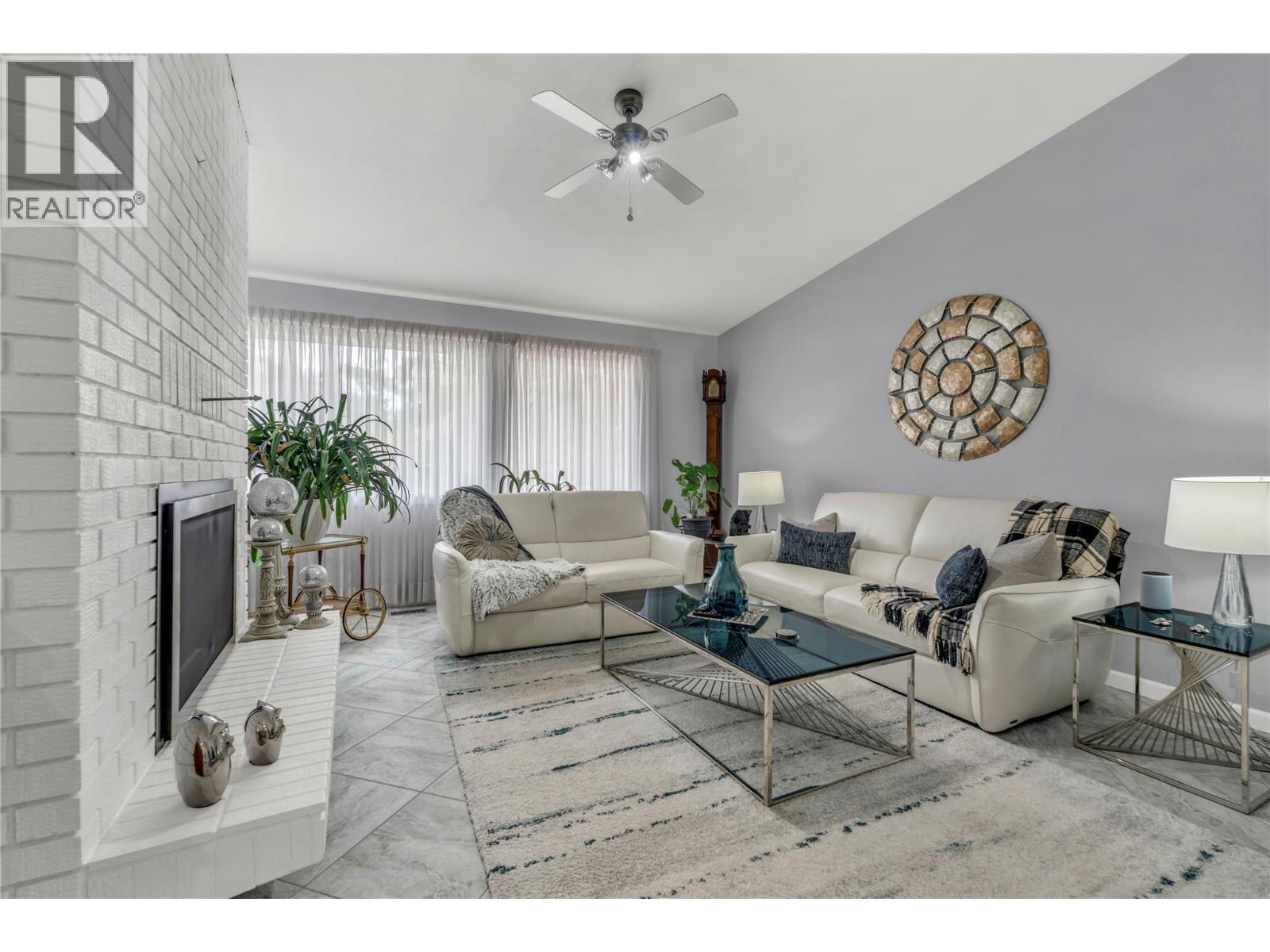 103 Eagle Drive, Kaleden, BC - Indoor Photo Showing Living Room