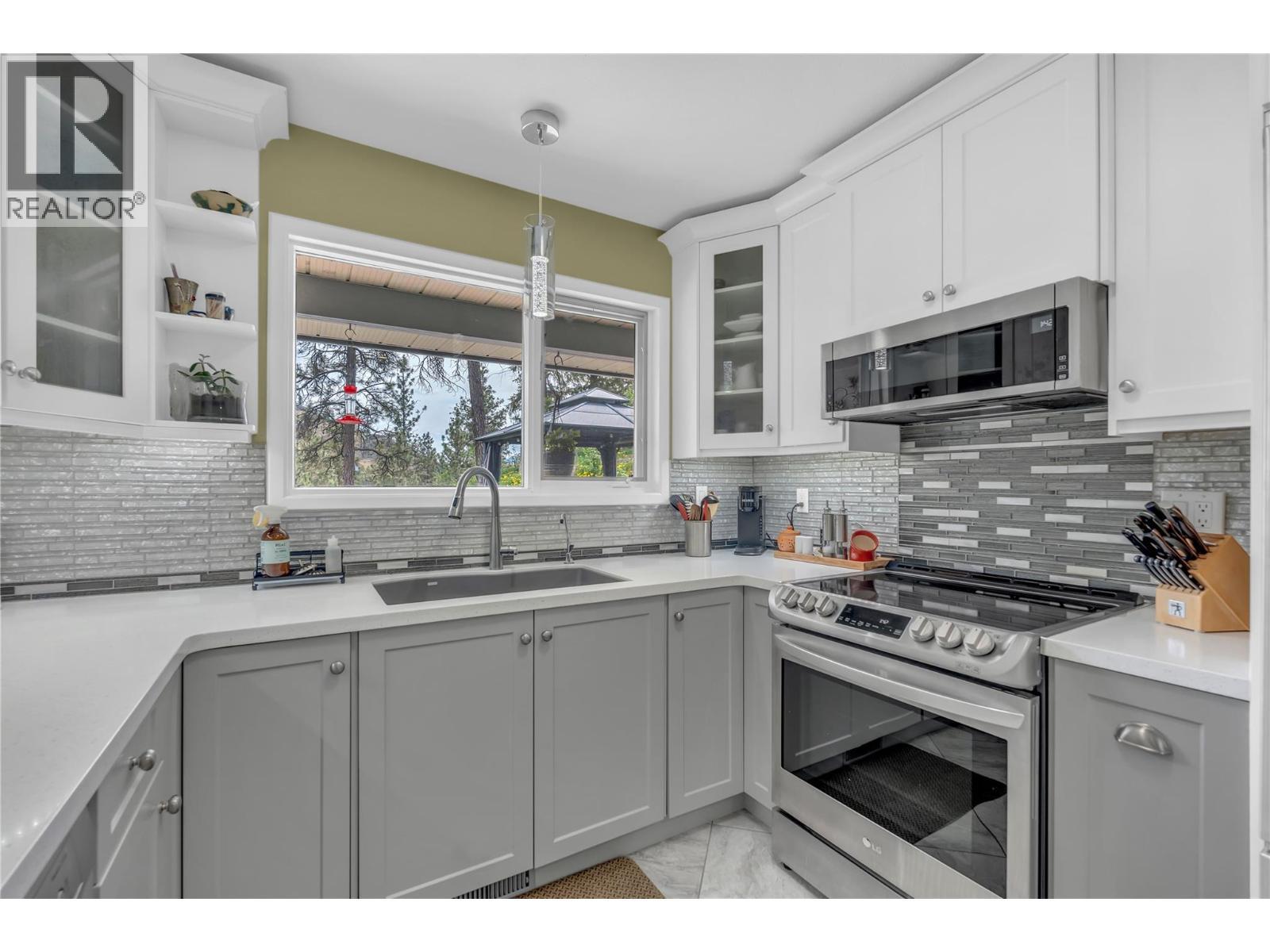 103 Eagle Drive, Kaleden, BC - Indoor Photo Showing Kitchen
