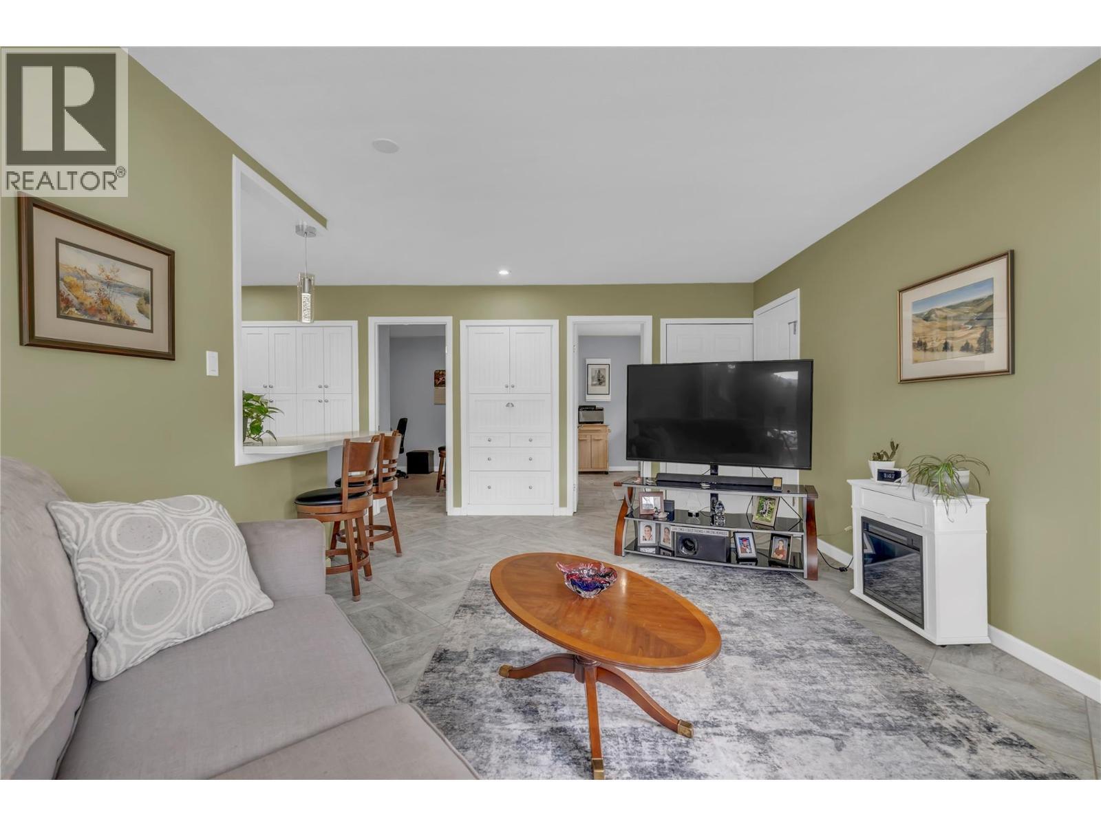 103 Eagle Drive, Kaleden, BC - Indoor Photo Showing Living Room