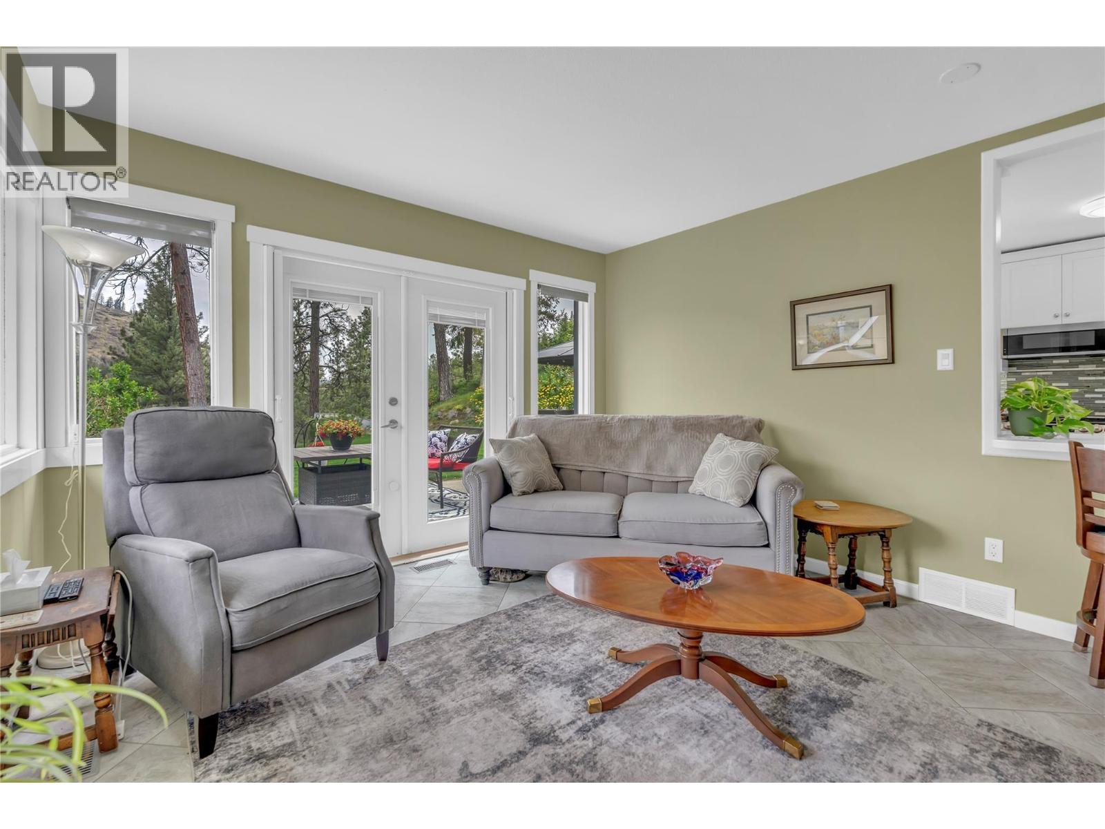103 Eagle Drive, Kaleden, BC - Indoor Photo Showing Living Room