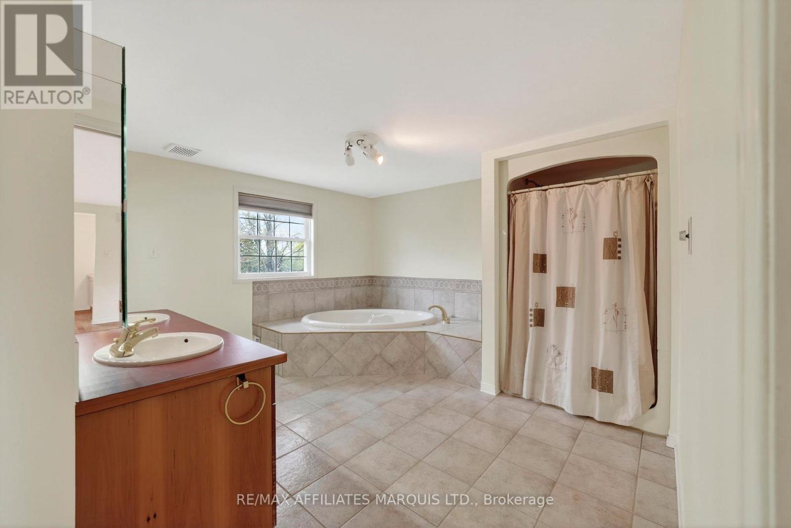 315 Eleventh Street E, Cornwall, ON - Indoor Photo Showing Bathroom