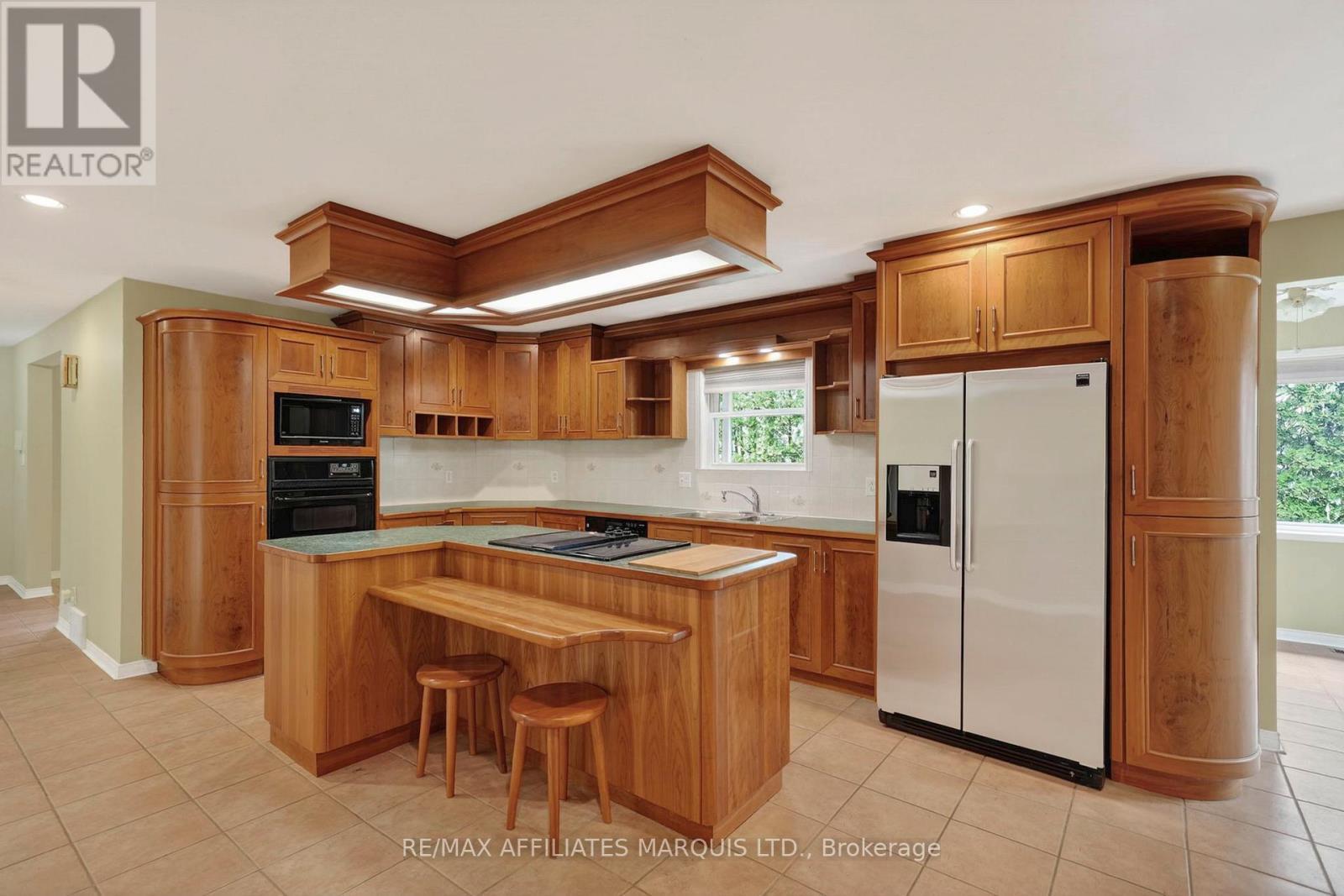 315 Eleventh Street E, Cornwall, ON - Indoor Photo Showing Kitchen With Double Sink