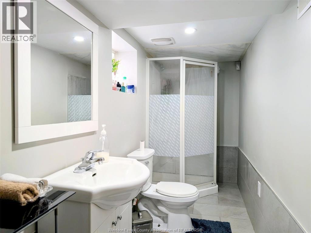 77 Askew, Leamington, ON - Indoor Photo Showing Bathroom