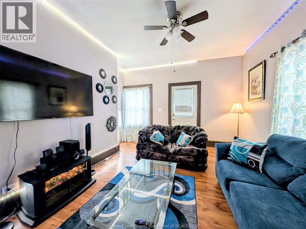 77 Askew, Leamington, ON - Indoor Photo Showing Living Room