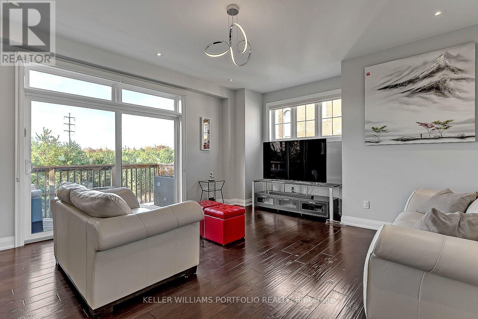 2016 Deerview Common, Oakville, ON - Indoor Photo Showing Living Room